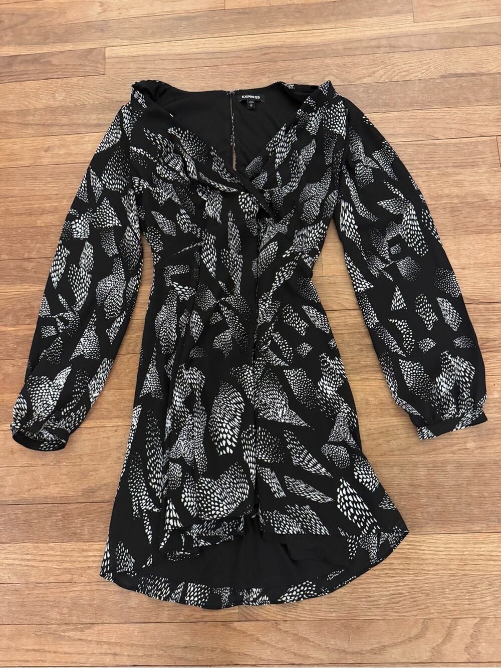 Express Women's Black White Mini Fit & Flare Dress - Size XS
b21